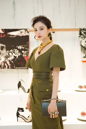 古力娜扎优雅性感品牌活动图片