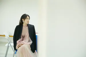 秦岚性感优雅舞台照图片_1