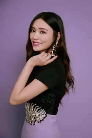林允紫色典雅裙写真图片_1