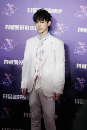 郭俊辰白色西服帅气图片_4