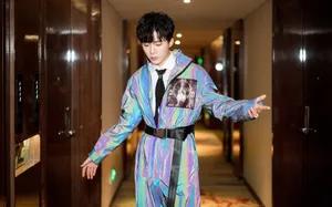刘宇宁镭射连体工装服帅气图片