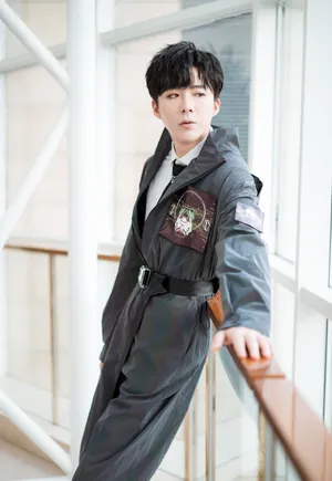 刘宇宁镭射连体工装服帅气图片_5