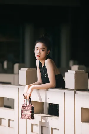 张雪迎丸子头俏皮养眼写真图片_2