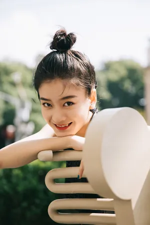 张雪迎丸子头俏皮养眼写真图片_7
