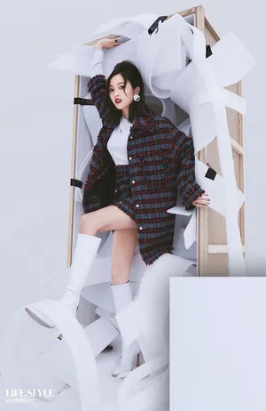 吴宣仪艳丽红唇性感写真图片