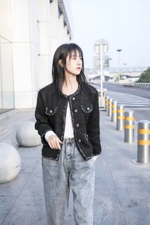 袁冰妍休闲小香风街拍图片