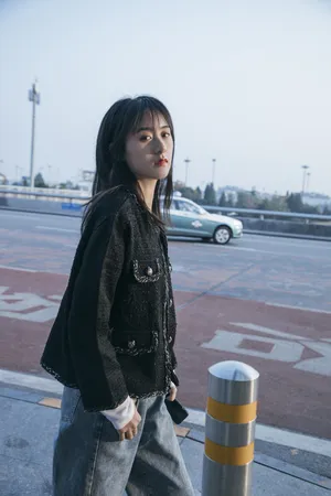 袁冰妍休闲小香风街拍图片