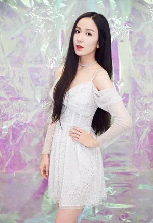 娄艺潇明媚灿烂写真图片