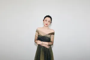 陈红性感露肩写真图片