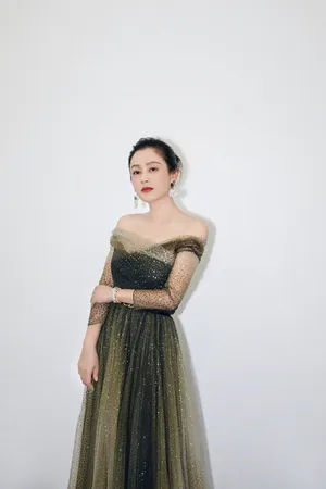 陈红性感露肩写真图片_3