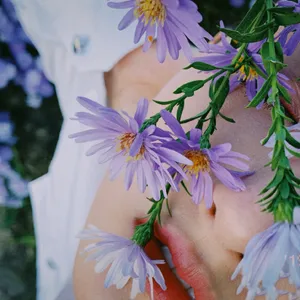 宋祖儿秋日花海唯美写真图片
