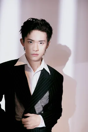 TFBOYS易烊千玺时髦帅气写真图片