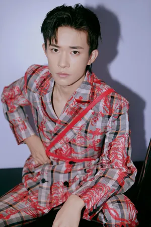 TFBOYS易烊千玺时髦帅气写真图片_3