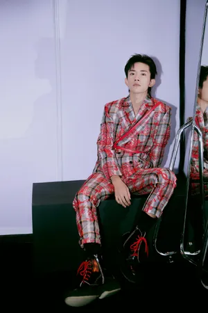 TFBOYS易烊千玺时髦帅气写真图片_4