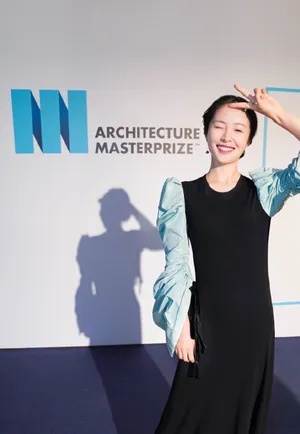 江一燕黑色长裙性感图片_3