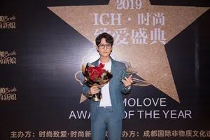 秦俊杰牛仔西装帅气活动照图片