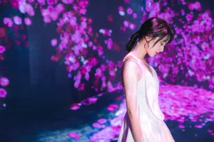 袁冰妍吊带裙性感优雅写真图片