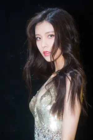 宋妍霏亮片裙性感优雅写真图片
