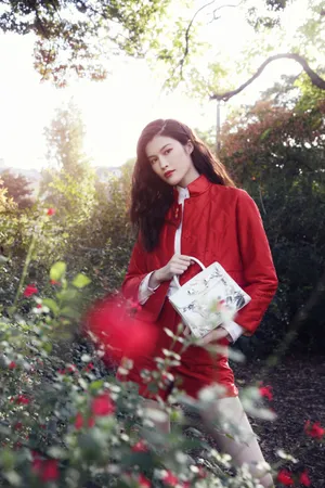 何穗红衣性感撩人写真图片_2