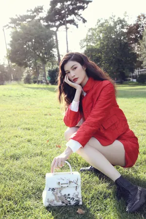 何穗红衣性感撩人写真图片_4