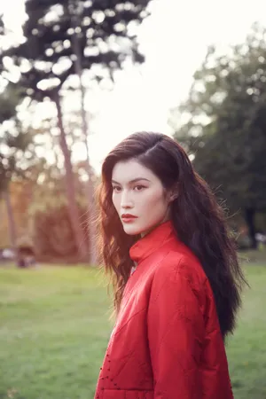 何穗红衣性感撩人写真图片_6