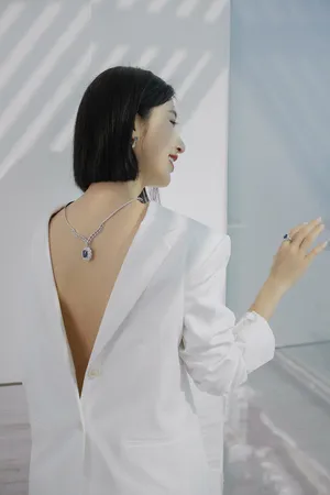 张俪英伦风西服写真图片_1
