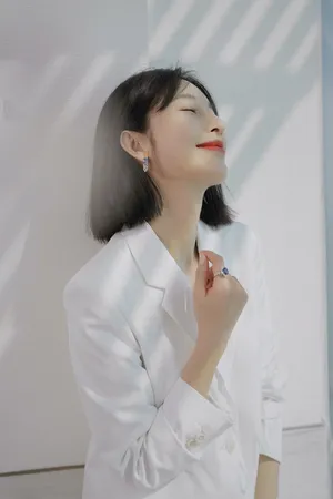 张俪英伦风西服写真图片_3