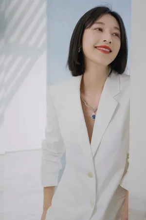 张俪英伦风西服写真图片_4
