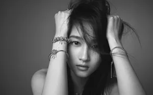 关晓彤慵懒长发黑白写真图片_1