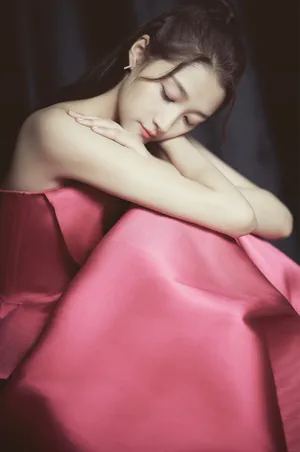 关晓彤玫红色礼服裙优雅写真图片