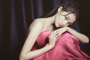 关晓彤玫红色礼服裙优雅写真图片_2