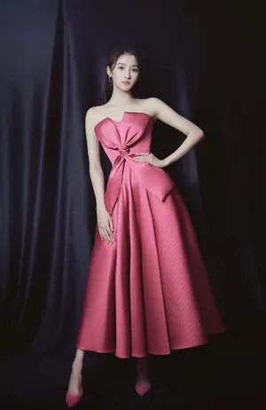 关晓彤玫红色礼服裙优雅写真图片_3