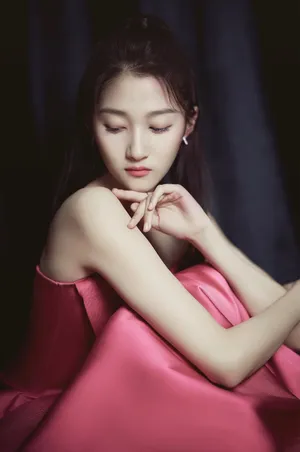 关晓彤玫红色礼服裙优雅写真图片_4