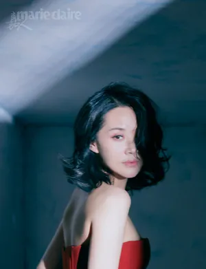 许晴卷发优雅性感写真图片_5