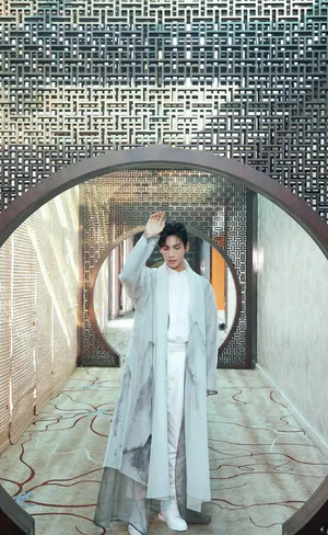 罗云熙帅气古风写真图片