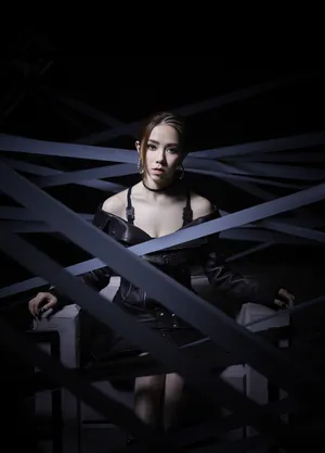 邓紫棋新歌MV皮裙酷美图片_4