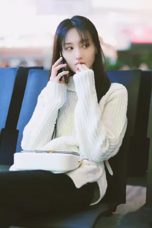郑爽清纯机场私服照图片