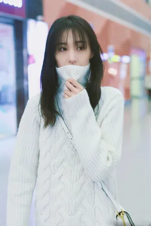郑爽清纯机场私服照图片