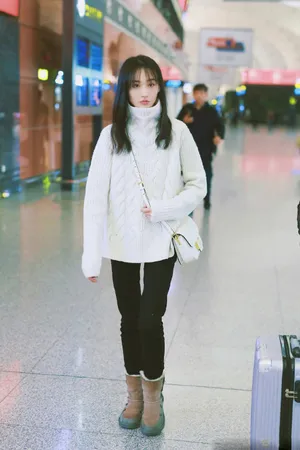 郑爽清纯机场私服照图片_2