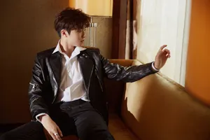 陈立农机车皮夹克摩登写真图片_1