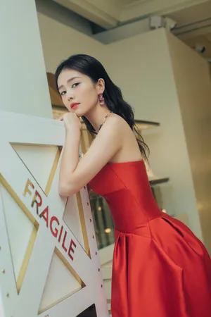 白鹿高贵美艳性感活动写真图片_6