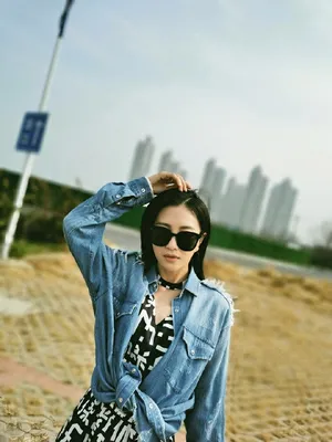 包文婧黑色墨镜炫酷时尚写真图片_1