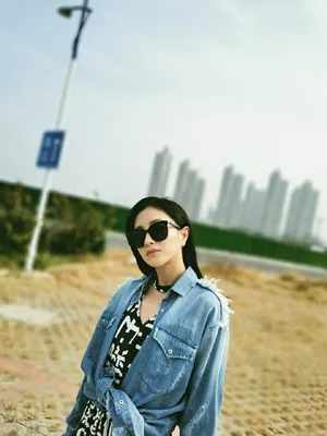 包文婧黑色墨镜炫酷时尚写真图片_2