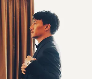 张震成熟西装写真图片