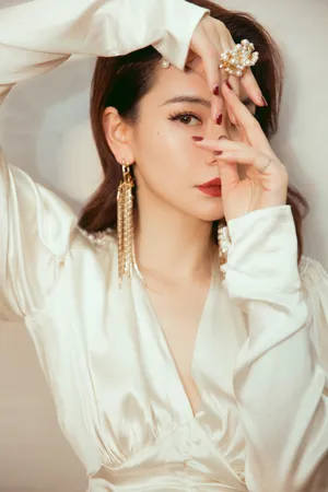 戚薇复古深V白裙写真图片_1