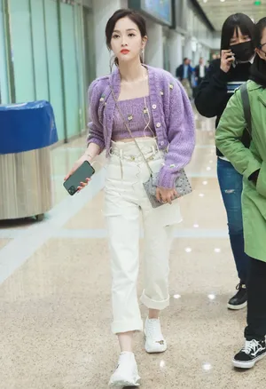 吴宣仪紫色针织衫少女感街拍图片