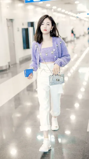 吴宣仪紫色针织衫少女感街拍图片_2