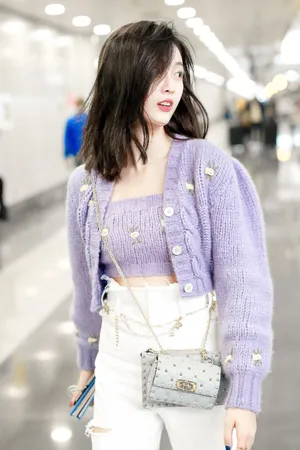 吴宣仪紫色针织衫少女感街拍图片_3