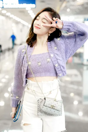 吴宣仪紫色针织衫少女感街拍图片_4