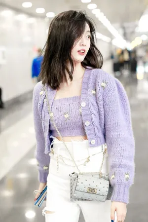 吴宣仪紫色针织衫少女感街拍图片_5